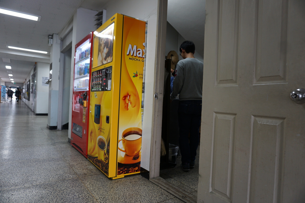 사실상 휴게실의 외벽인 자판기가 청소노동자의 휴식을 방해한다. 자판기에서 음료수 떨어지는 소리가 눈에 보이지 않는, 불규칙한 소음을 만들어내기 때문이다. 사진은 내가 자판기 뒤에 서있는 모습이다.