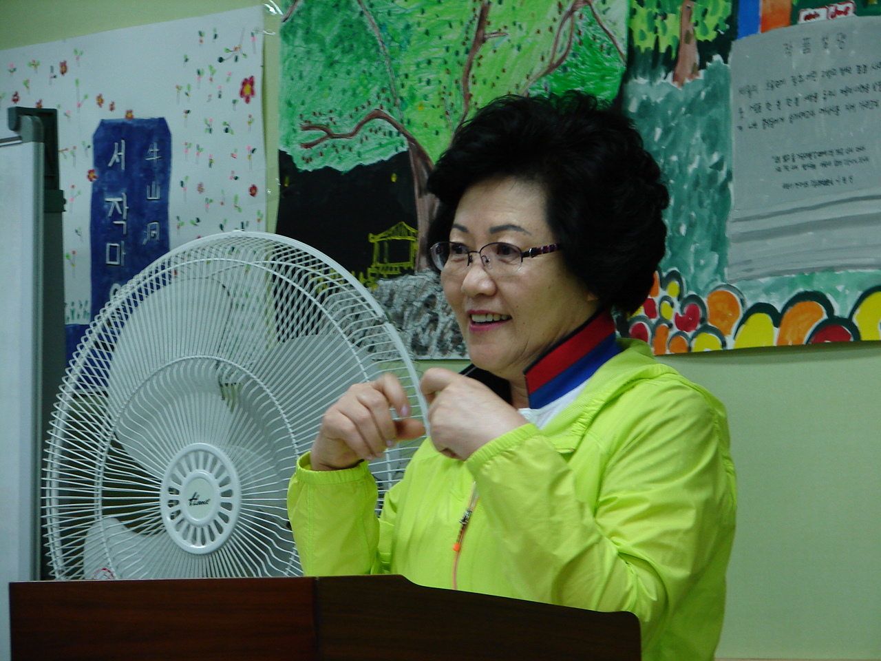 우산동 복지네트워크 위원장을 맡고 계시다는 사진 속 어머니는 아주 소소한 것들을 너무도 행복하게 자랑하셨다.