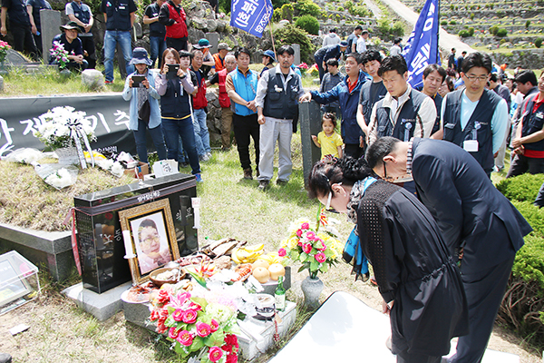 故 염호석 분회장의 1주기를 추모하기 위해 전국에서 200여명의 노동자들이 경남 양산시 솥발산 공원묘지를 찾았다.