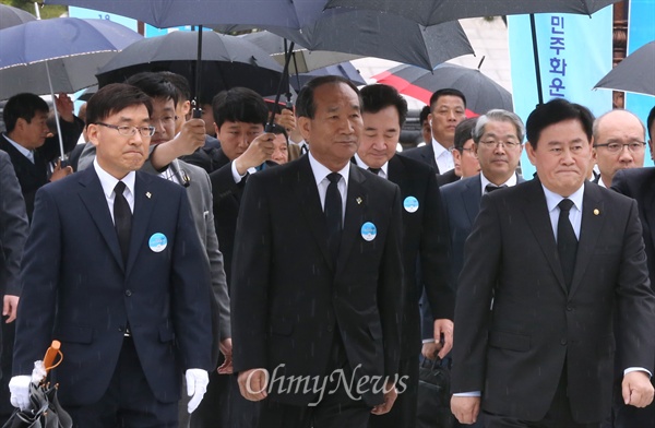 18일 오전 광주 국립 5·18 민주묘지에서 열린 제35주년 5·18 민주화운동 기념식에
국무총리 직무대행 자격으로 참석한 최경환 경제부총리, 박승춘 국가보훈처장, 최정길 5·18민주묘지관리소장이 나란히 입장하고 있다. 박 소장(앞줄 왼쪽)은 이날 기념식에서 5·18 3개 단체와 광주지방보훈청장을 대신해 경과보고를 했다.