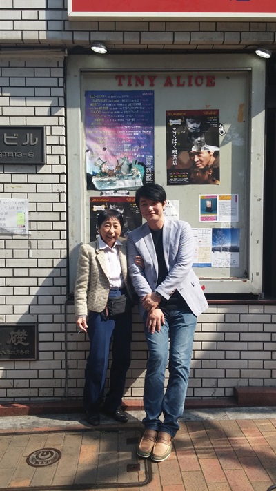 니시무라 히로코 선생님과 타이니 앨리스 극장
벽간판 앞에서 포즈를 취한 차대표