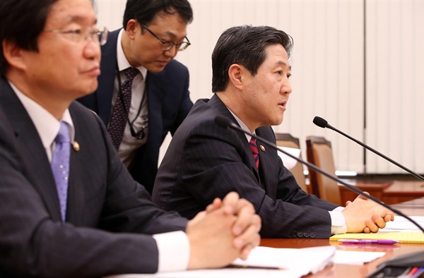 18일 오후 국회에서 열린 농림축산식품해양수산위원회에서 유기준 해양수산부 장관이 세월호특별법 시행령에 대한 의원들의 질의에 답변하고 있다. 왼쪽은 김영석 차관.