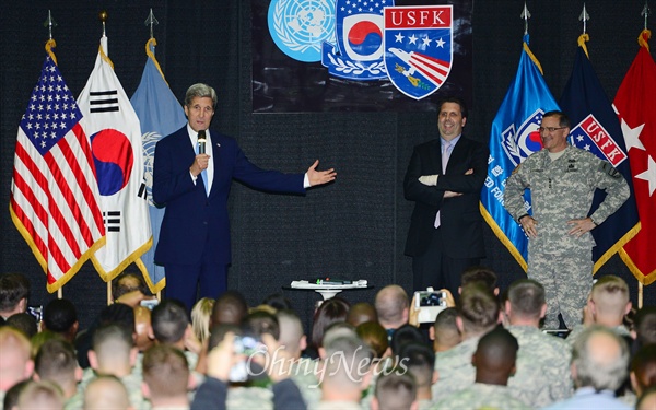 한국을 방문 중인 존 케리 미국 국무부 장관이 지난 5월 18일 오후 서울 용산구 주한미군기지를 방문해 마크 리퍼트 주한미국대사와 버나드 샴포 미8군 사령관과 함께 단상에 올라 연설하고 있다.
