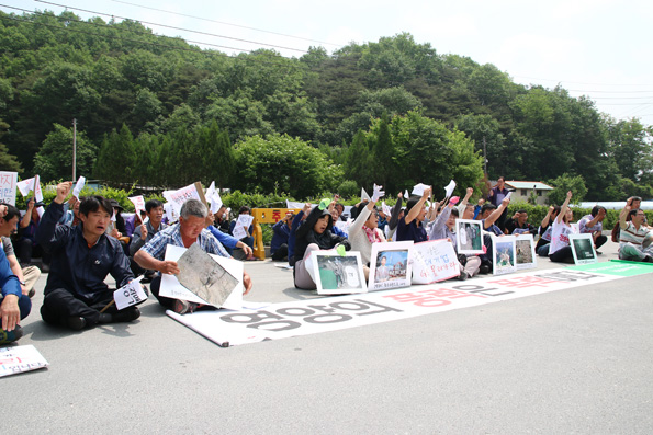 집회에 참가한 주민들은 산림을 훼손하고 자연환경을 파괴하는 행위를 중단하라고 외치고 있다