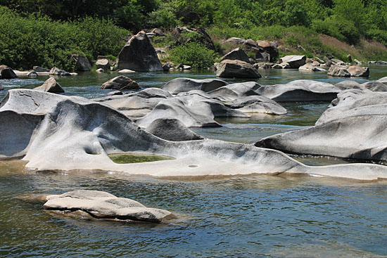 주천강 요선암, 강물 위에 색다른 풍경을 만들어내고 있는 바위들.