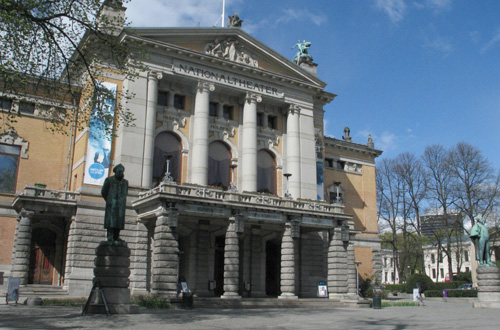 1899년에 세워진 국립극장. 헨리 입센과 뵈른손의 동상이 앞에 서 있다.