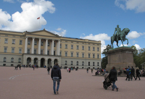 칼 요한 거리에서 만나는 왕궁. 노르웨이를 지배했던 스웨덴의 왕 칼 요한의 청동 기마상이 서 있다.