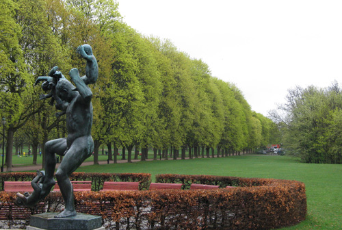 비가 내려 녹음이 짙어진 비겔란 조각공원. 조각작품들이 인간의 탄생과 죽음을 묘사하고 있다.