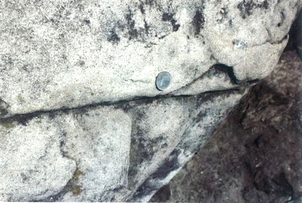 향토사학자 추경화씨는 진주 촉석루 아래 남강 의암이 13개 조각으로 분리중에 있다고 주장했다.