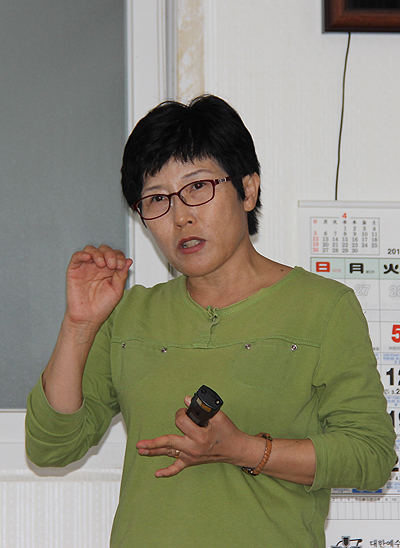 윤미숙 전문위원이 19일 저녁 반월도 경로당에서 전남도의 '가고 싶은 섬'에 대해서 주민들에게 설명하고 있다.