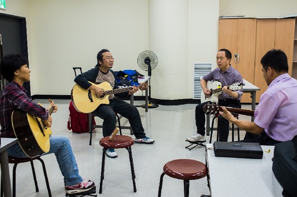 정재영 씨와 시각장애인들이 함께 하는 기타 수업 (사진 : 자바르떼)