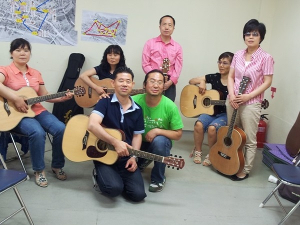 정재영 씨와 함께 기타를 배우는 시각장애인들