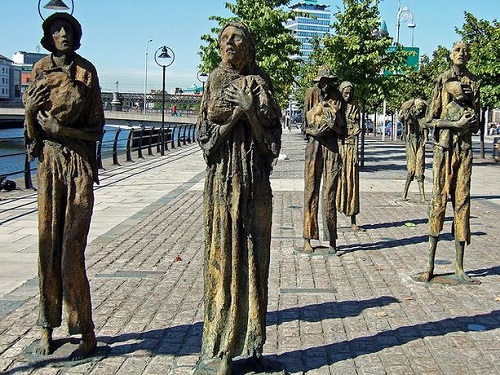 아일랜드 대기근을 주제로 한 <Famine Memorial> 조각상