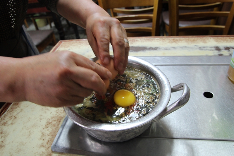 날달걀 한 개를 깨트려 넣자 칼국수 면이 완성되었다.
