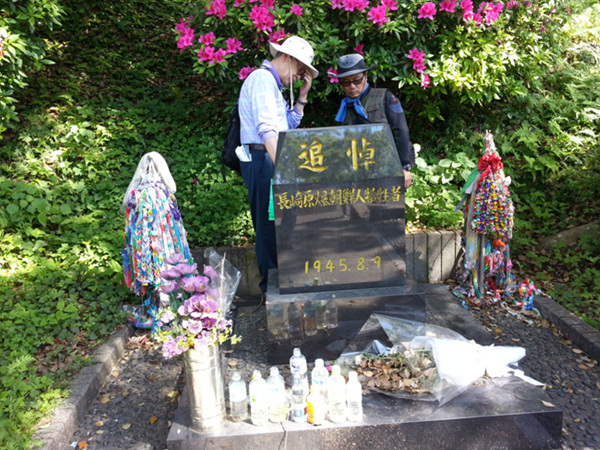 나가사키 원폭자료관을 나와 한국인 희생자 기념비를 안내하는 기무라(왼쪽)씨