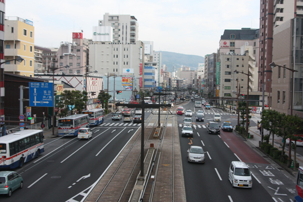 갓길 주차없는 깨끗한 나가사키 시내 모습. 길을 건너는 행인이 보이면 전차도 정지 후 갈길을 갔다.  친절한 일본인들의 모습을 보고 배울점이 많다는 생각이 들었다.   