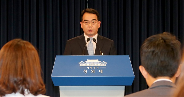 김성우 홍보수석이 21일 청와대 춘추관에서 박근혜 대통령이 새 국무총리 후보자에 황교안 법무부 장관(58)을 지명했다고 발표하고 있다.