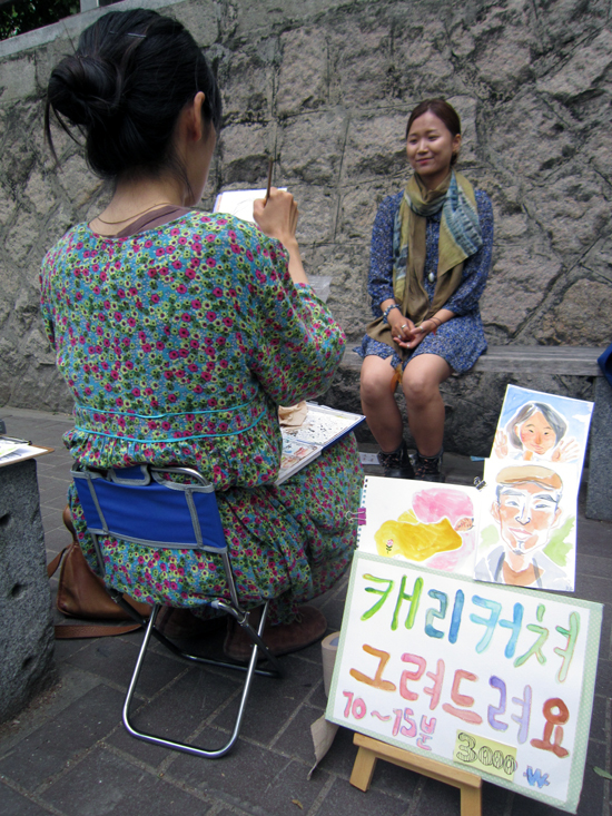 가슴으로 얼굴을 그려 주는 거리의 일본인 여성 화가