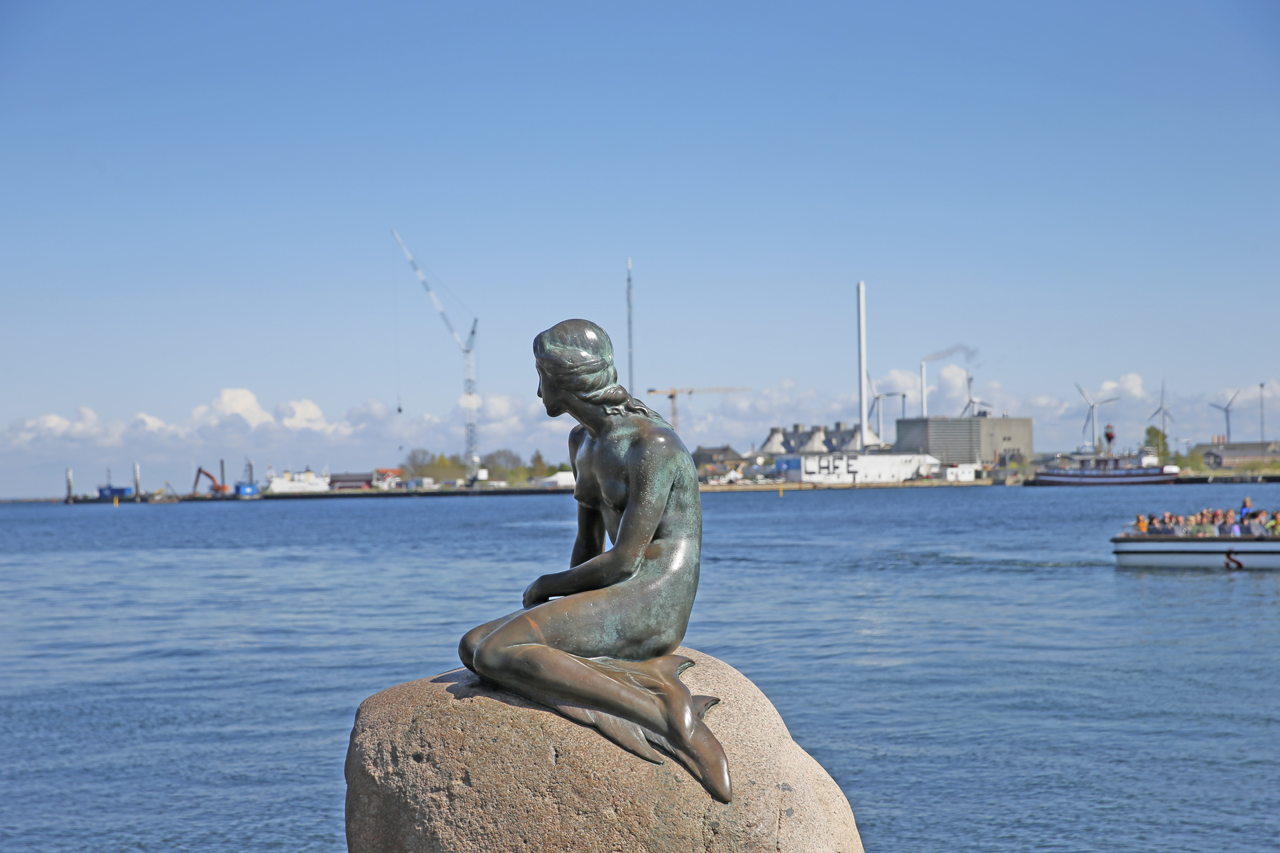 코펜하겐의 상징, 안데르센 동화작품 중에서 동상이 세워진 것은 인어공주뿐이다. 명성에 걸맞게 전 세계에서 온 관광객들로 장사진을 이루고 있었다.