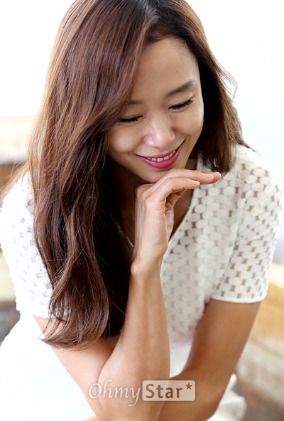  영화 <무뢰한>에서 김혜경 역의 배우 전도연이 20일 오후 서울 팔판동의 한 카페에서 인터뷰에 앞서 포즈를 취하고 있다.