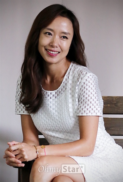  영화 <무뢰한>에서 김혜경 역의 배우 전도연이 20일 오후 서울 팔판동의 한 카페에서 인터뷰에 앞서 포즈를 취하고 있다.