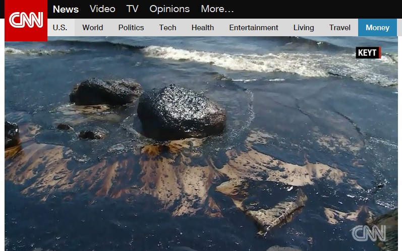 미국 캘리포니아주 샌타바버라 해안에서 발생한 기름 유출 사고를 보도하는 CNN 뉴스 갈무리.