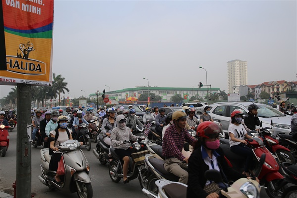 오토바이로 출근하는 하노이의 젊은 남녀는 베트남 경제의 역동성을 상징한다. 