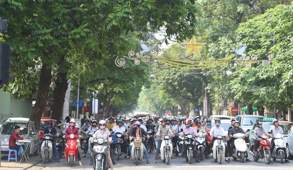 오토바아로 출근하는 하노이의 젊은 남녀들. 베트남 경제의 역동성을 상징한다.