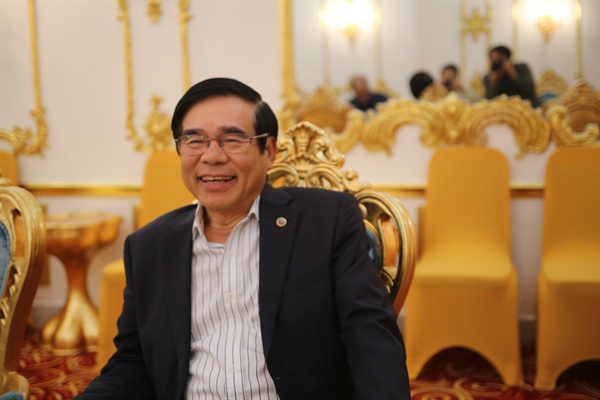 팜 띠엔 번(Pham Tien Van) 전 주한 베트남 대사는 베트남의 대표적인 한반도 전문가이다. 현재는 삼성전자 베트남측 고문을 맡아 한국-베트남 경제협력 및 민간교류에 기여하고 있다. 큰아들 흐엉씨도 현재 북한 주재 베트남대사이다.