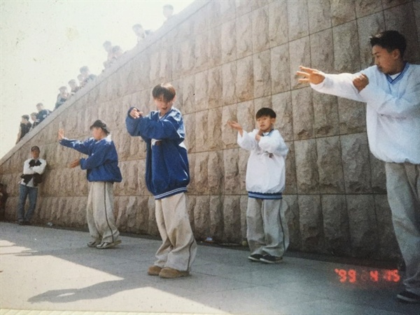  당시 학생들의 인기를 독차지했던 남자 댄스팀의 무대. 김준수(앞줄 중앙)와 은혁(맨 우측)의 모습이 보인다.