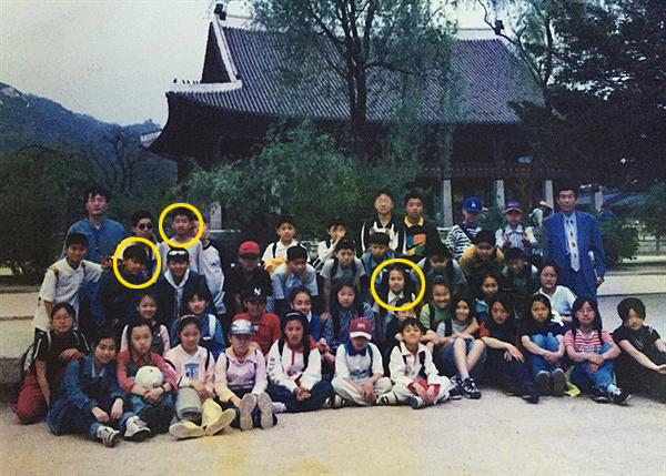  초등학교 6학년일 당시 최윤영이 속했던 반의 단체사진. 두번째 줄 좌측에서 두번째가 현재 JYJ의 김준수. 세번째 줄 왼쪽에서 세번째가 슈퍼주니어의 은혁(이혁재). 최윤영은 두 번째 줄 우측에서 네 번째다.