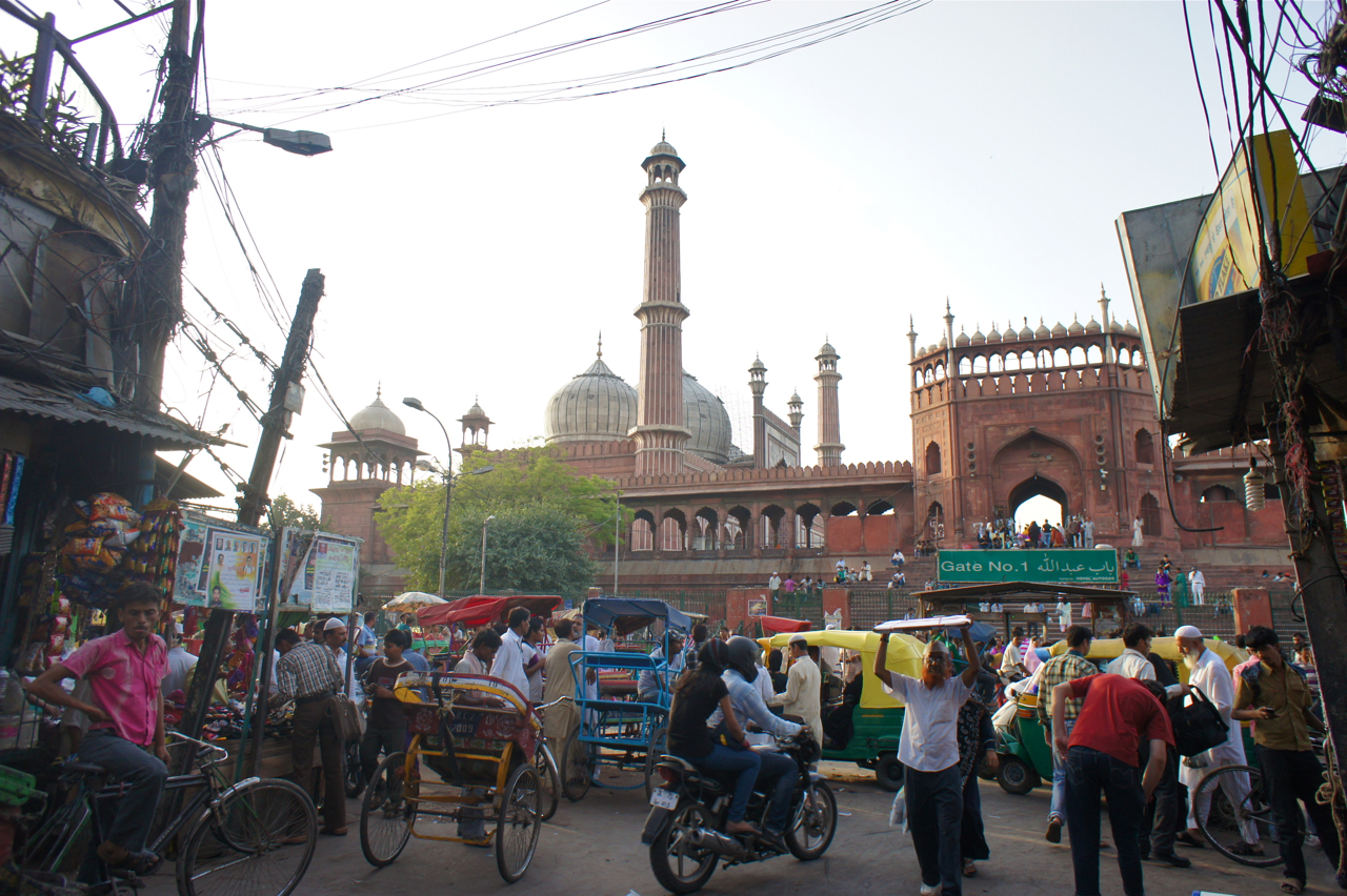 자마 마스지드 앞 시장거리인 찬드니촉. 분주하고 악명높은 델리의 거리가 여기에 있었다. 인도 여름의 잔인한 더위도 이 거리의 분주함과 강렬함, 들끓는 인생은 잠재우지 못했다.