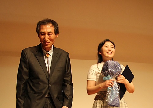 심사위원장이신 순천대학교 문예창작과 김길수 교수(좌)과 나란히 서서 환히 웃고 있는 모습