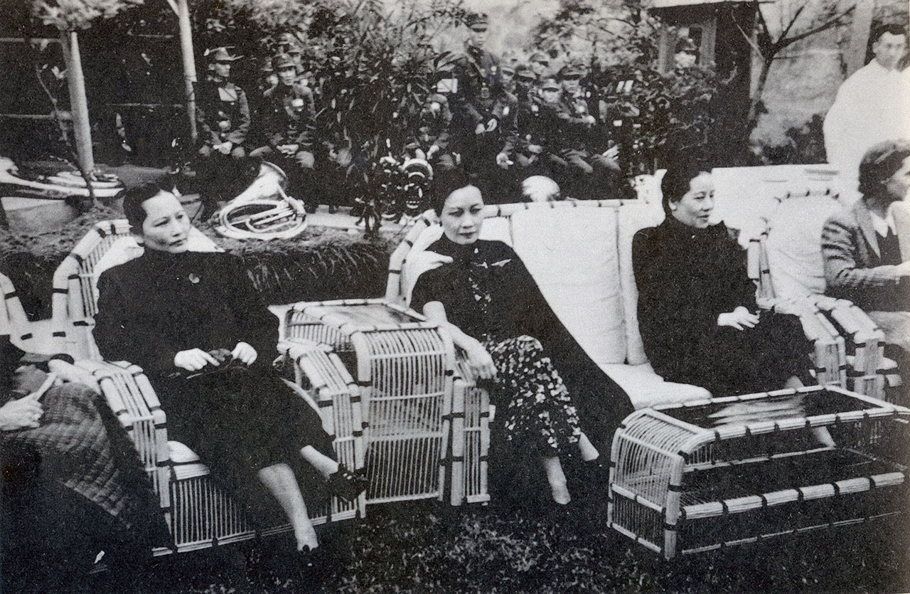 중앙반점 로비에 전시된 사진 속의 송씨 자매들. 왼쪽부터 메이링, 아이링, 칭링. 이들은 각각 장제스, 공샹시, 쑨원과 결혼했다. 