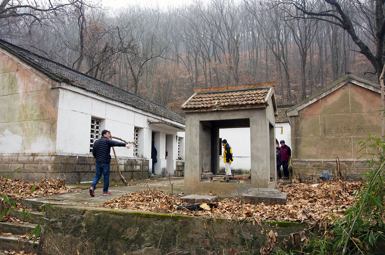 조선혁명군사정치간부학교 제3기가 훈련받았던 황룡산의 도교사원 '천녕사'. 찾는 이 없어 낡고 허물어진 옛터에 80년 전의 자취는 남아 있지 않았다.