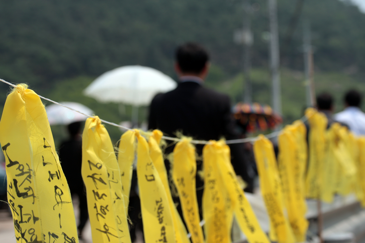 2009년 5월 25일, 봉하마을에 걸린 노란 추모의 리본