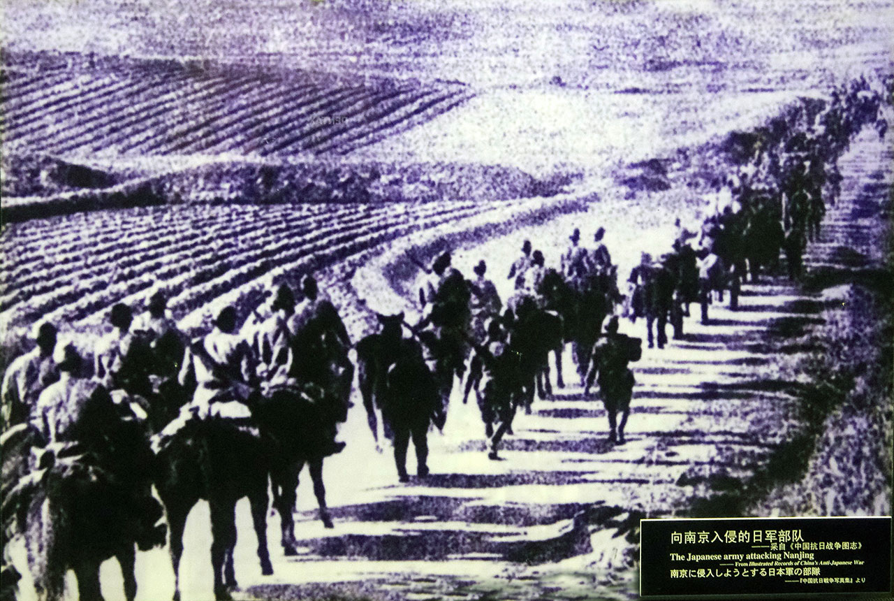 난징으로 향하고 있는 일본군들. 일본군은 1937년 12월 13일 난징을 점령하고 아시아의 홀로코스트로 불리는 대학살을 자행했다.