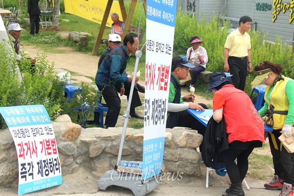 고 노무현 전 대통령 서거 6주기 추도식이 23일 오후 2시 봉하마을 묘역에서 열린다. 이날 오전부터 봉하마을에서는 '한국전쟁 전후 민간인 희생자 등의 명예회복에 관한 특별법 촉구 서명운동'이 벌어지고 있다.