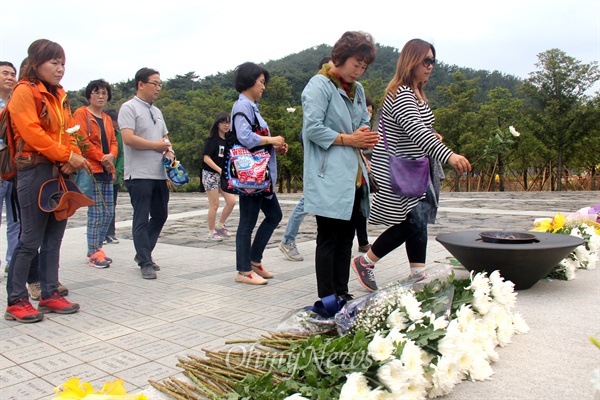  고 노무현 전 대통령 서거 6주기 추도식이 23일 오후 2시 봉하마을 묘역에서 열린다. 이날 오전부터 참배객들이 헌화대에서 분향하고 있다.