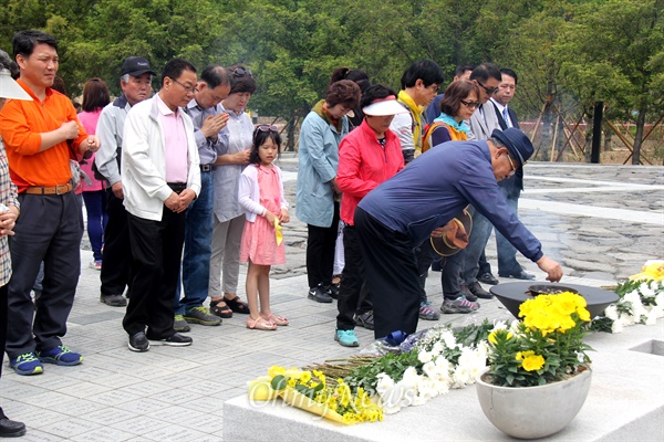 고 노무현 전 대통령 서거 6주기 추도식이 23일 오후 2시 봉하마을 묘역에서 열린다. 이날 오전부터 참배객들이 헌화대에서 헌화하고 있다.