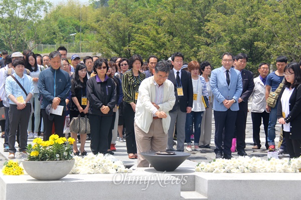 23일 오후 경남 김해 진영읍 봉하마을 고 노무현 전 대통령 묘역에서 열린 서거 6주기 추도식에 참석한 시민들이 단체로 참배하고 있다.