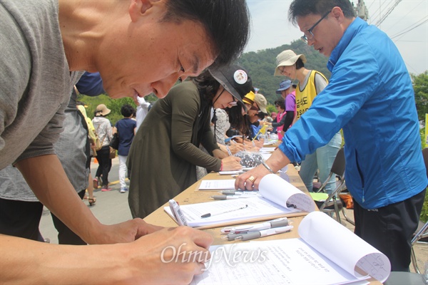 친환경무상급식지키기 경남운동본부와 경상남도진주의료원 주민투표운동본부는 23일 오후 김해 봉하마을에서 서명운동을 벌였는데, 많은 시민들이 참여하고 있다.