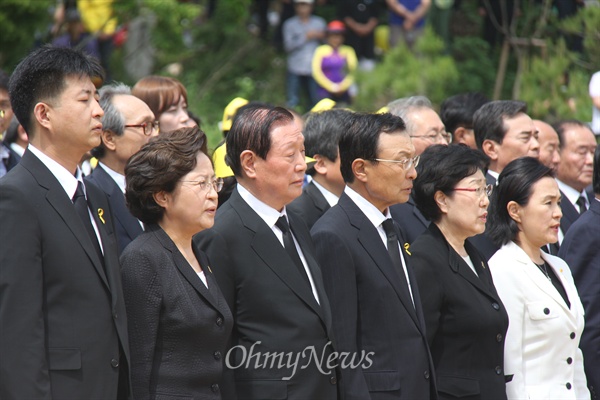 23일 오후 봉하마을에서 열린 고 노무현 전 대통령 서거 6주기 추도식에 참석한 유족과 노무현재단 관계자들이 국민의례를 하고 있다.