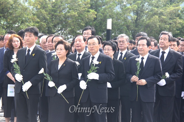  23일 오후 봉하마을에서 열린 고 노무현 전 대통령 서거 6주기 추도식에 참석한 유가족와 노무현재단 관계자, 여야 정치인들이 헌화하기 위해 묘역에 들어서고 있다.