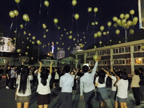 정읍 청소년 세월호 추모의 날 문화제가 끝나고 학생들이 노란 풍선을 하늘로 날리고 있다.