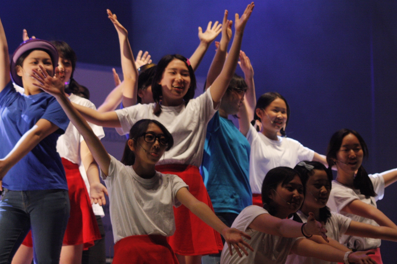다른 참가자들에 비해 유일한(중학부) 뮤지컬 참가팀인 중리중학교 학생들의 공연 광경. 