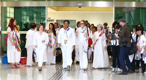 세계 각국의 여성운동가들이  24일 오전 경기도 파주 도라산 남북출입사무소에서 북에서 부터 육로를 통해 입국을 하고 있다. 