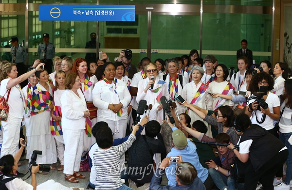 세계 각국의 여성운동가들이  24일 오전 경기도 파주 도라산 남북출입사무소에서 북에서 부터 육로를 통해 입국한 후 기자회견을 열고 있다. 