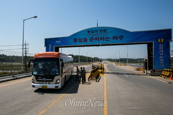 위민크로스DMZ 행사를 참가하기 위해 북한에서 육로로 방한한 세계여성운동가들을 태운 버스가 5월 24일 오후 경기도 파주 통일대교를 건너 남단을 통과하고 있다. 