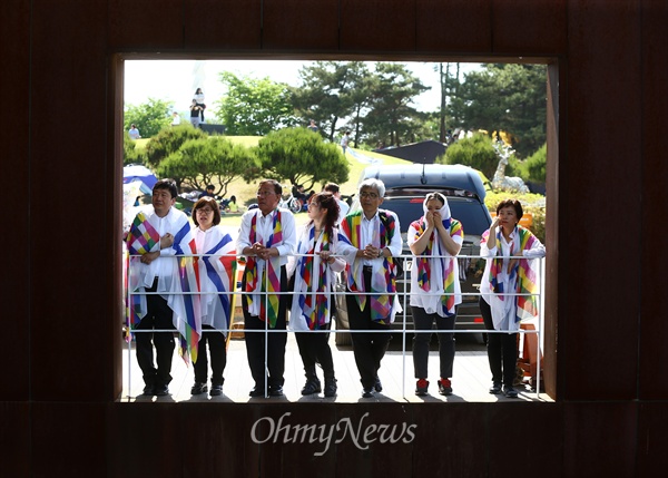 24일 오후 경기도 파주 평화누리공원에서 육로를 통해 입국한 위민크로스DMZ 여성운동가들을 위한 환영식에서 참가자들이 공연을 구경하고 있다. 